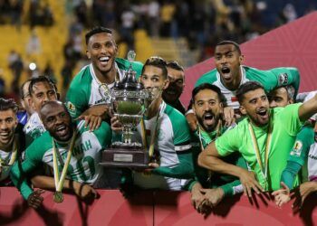 Raja Casablanca's players celebrate with the CAF Super Cup trophy after winning the match against ES Tunis at Thani bin Jassim Stadium in Al-Rayyan, Qatar, on March 29, 2019. (Photo by KARIM JAAFAR / AFP)