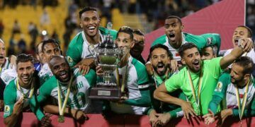 Raja Casablanca's players celebrate with the CAF Super Cup trophy after winning the match against ES Tunis at Thani bin Jassim Stadium in Al-Rayyan, Qatar, on March 29, 2019. (Photo by KARIM JAAFAR / AFP)