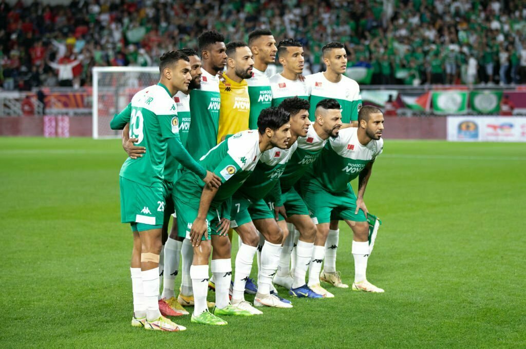 AL RAYYAN, QATAR - DECEMBER 22: Players of Raja Casablanca pose for a team photo during the CAF Super Cup football match between Egypt's Al-Ahly and Morocco's Raja Club Athletic (Raja Casablanca) at the Ahmed Bin Ali Stadium on December 22, 2021 in Qatar, Ar-Rayyan. (Photo by Tnani Badreddine ATPImages/Getty Images)