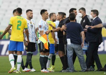 Brazil and Argentina's player talk as the soccer game is interrupted by health authorities during a qualifying soccer match for the FIFA World Cup Qatar 2022 at Neo Quimica Arena stadium in Sao Paulo, Brazil, Sunday, Sept.5, 2021. (AP Photo/Andre Penner)