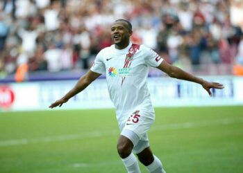 HATAY, TURKEY - OCTOBER 30: Ayoub El Kaabi of Atakas Hatayspor celebrates after scoring a goal during Turkish Super Lig week 11 soccer match between Atakas Hatayspor and Besiktas at the Yeni Hatay Stadium in Hatay, Turkey on October 30, 2021. (Photo by Eren Bozkurt/Anadolu Agency via Getty Images)