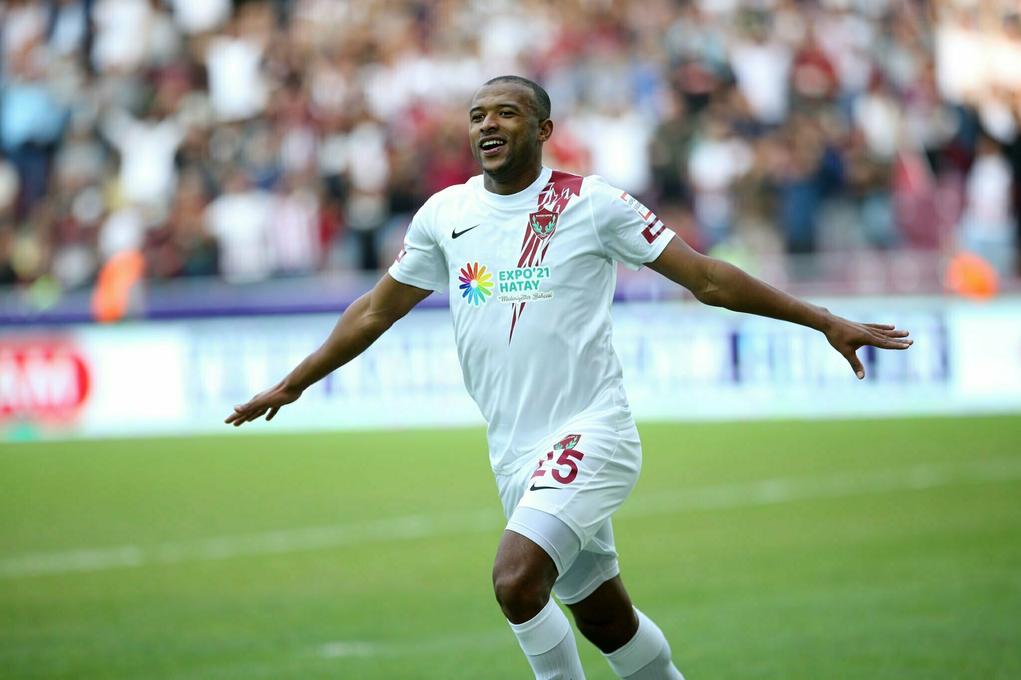 HATAY, TURKEY - OCTOBER 30: Ayoub El Kaabi of Atakas Hatayspor celebrates after scoring a goal during Turkish Super Lig week 11 soccer match between Atakas Hatayspor and Besiktas at the Yeni Hatay Stadium in Hatay, Turkey on October 30, 2021. (Photo by Eren Bozkurt/Anadolu Agency via Getty Images)