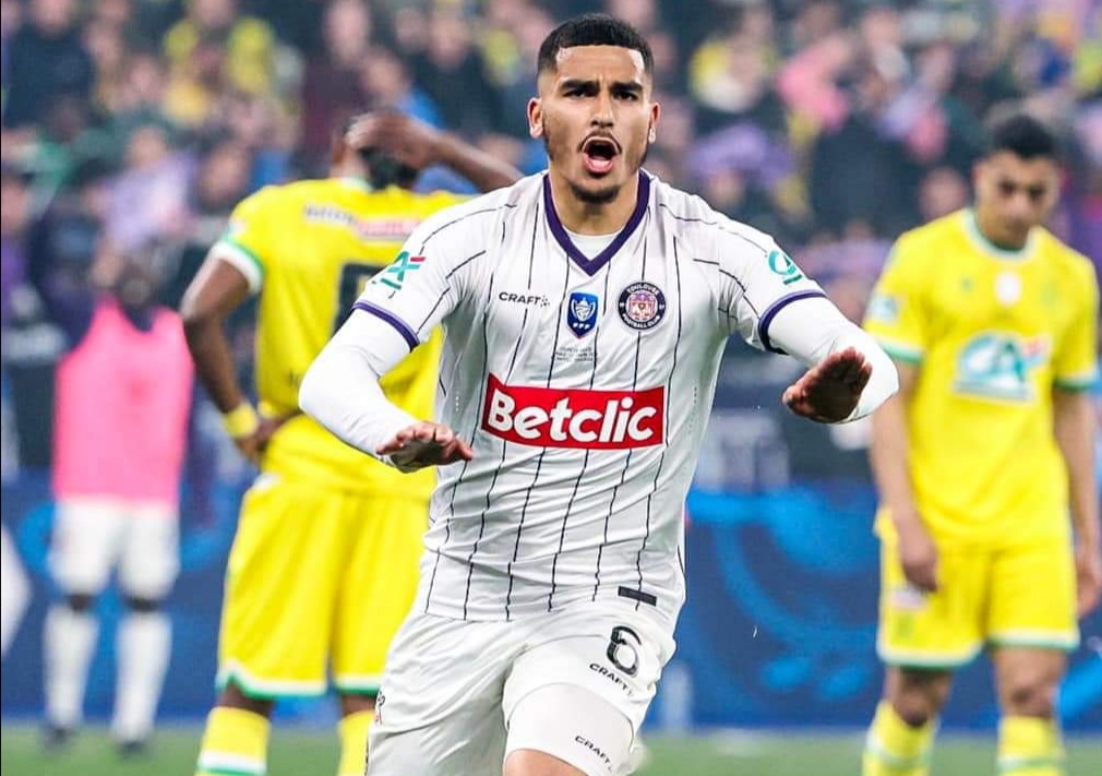 PARIS, FRANCE - APRIL 29: Zakaria Aboukhlal of Toulouse celebrates his goal with Vincent Sierro during the French Cup final between FC Nantes and Toulouse FC (TFC, Tefece) at Stade de France on April 29, 2023 in Saint-Denis near Paris, France. (Photo by Jean Catuffe/Getty Images)