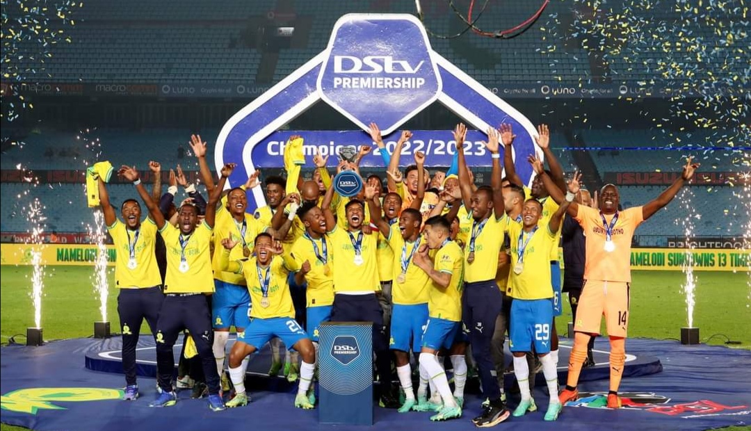 Mamelodi Sundowns players celebrates lifting thetrophy during the DStv Premiership 2022/23 match between Mamelodi Sundowns and Maritzburg United at the Loftus Stadium, Pretoria on the 16 May 2023 ©Muzi Ntombela/BackpagePix