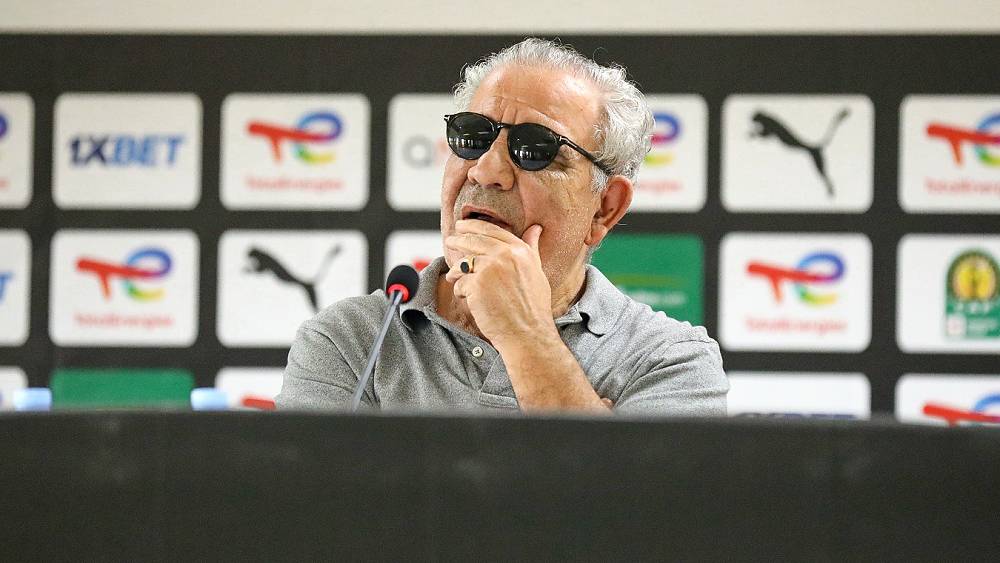 مدرب فرنسي تابع مباراة الوداد وتواركة يثير الجدل حول مستقبل البنزرتي