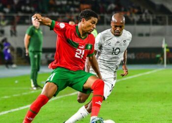 Morocco's forward #21 Amine Adli (C) fights for the ball with South Africa's forward #10 Percy Tau (R) during the Africa Cup of Nations (CAN) 2024 round of 16 football match between Morocco and South Africa at the Stade Laurent Pokou in San Pedro on January 30, 2024. (Photo by SIA KAMBOU / AFP)