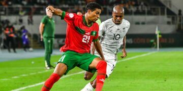 Morocco's forward #21 Amine Adli (C) fights for the ball with South Africa's forward #10 Percy Tau (R) during the Africa Cup of Nations (CAN) 2024 round of 16 football match between Morocco and South Africa at the Stade Laurent Pokou in San Pedro on January 30, 2024. (Photo by SIA KAMBOU / AFP)