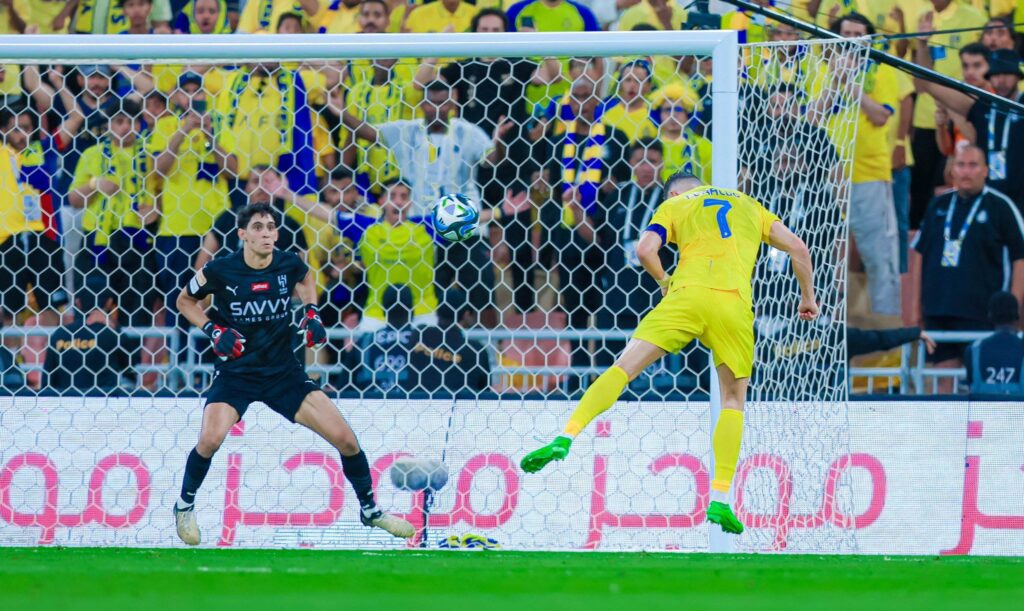 العملاق بونو يطيح بكريستانو مرة أخرى ويقود الهلال للتويج بكأس خادم الحرمين الشريفين
