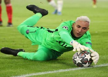 MUNICH, GERMANY - APRIL 07: Keylor Navas of Paris Saint-Germain stretches to keep the ball in play during the UEFA Champions League Quarter Final match between FC Bayern Munich and Paris Saint-Germain at Allianz Arena on April 07, 2021 in Munich, Germany. Sporting stadiums around Germany remain under strict restrictions due to the Coronavirus Pandemic as Government social distancing laws prohibit fans inside venues resulting in games being played behind closed doors. (Photo by Alexander Hassenstein/Getty Images)