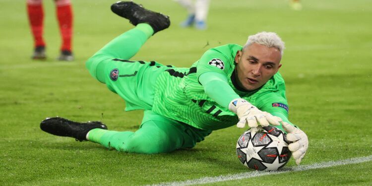 MUNICH, GERMANY - APRIL 07: Keylor Navas of Paris Saint-Germain stretches to keep the ball in play during the UEFA Champions League Quarter Final match between FC Bayern Munich and Paris Saint-Germain at Allianz Arena on April 07, 2021 in Munich, Germany. Sporting stadiums around Germany remain under strict restrictions due to the Coronavirus Pandemic as Government social distancing laws prohibit fans inside venues resulting in games being played behind closed doors. (Photo by Alexander Hassenstein/Getty Images)