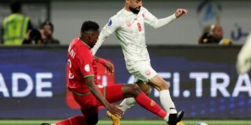 Soccer Football - Gulf Cup - Final - Bahrain v Oman - Jaber Al Ahmad International Stadium, Kuwait City, Kuwait - January 4, 2025 Bahrain's Mohamed Marhoon in action with Oman's Thani Al Rushaidi REUTERS/Mohamed Abd El Ghany