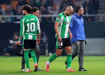 SEVILLE, SPAIN - NOVEMBER 27: Sofyan Amrabat of Real Betis reacts as he leaves the pitch with an injury during the UEFA Europa League 2025/26 League Phase MD5 match between Real Betis Balompie and FC Utrecht at La Cartuja de Sevilla on November 27, 2025 in Seville, Spain. (Photo by Fran Santiago/Getty Images)