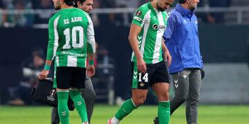 SEVILLE, SPAIN - NOVEMBER 27: Sofyan Amrabat of Real Betis reacts as he leaves the pitch with an injury during the UEFA Europa League 2025/26 League Phase MD5 match between Real Betis Balompie and FC Utrecht at La Cartuja de Sevilla on November 27, 2025 in Seville, Spain. (Photo by Fran Santiago/Getty Images)