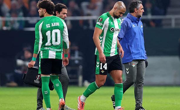 SEVILLE, SPAIN - NOVEMBER 27: Sofyan Amrabat of Real Betis reacts as he leaves the pitch with an injury during the UEFA Europa League 2025/26 League Phase MD5 match between Real Betis Balompie and FC Utrecht at La Cartuja de Sevilla on November 27, 2025 in Seville, Spain. (Photo by Fran Santiago/Getty Images)