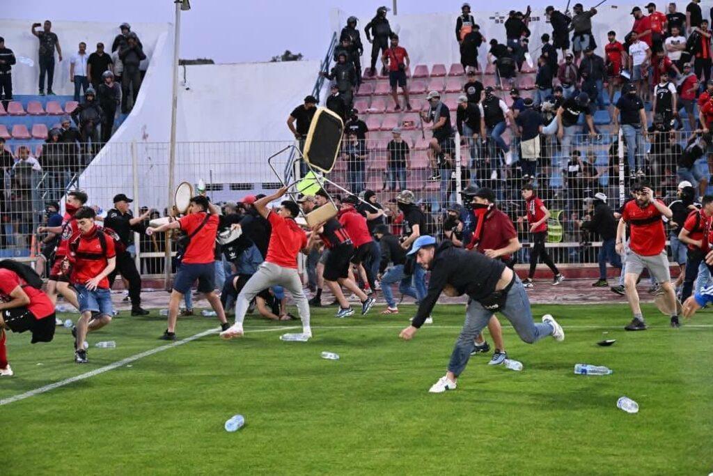 جماهير اتحاد العاصمة تثير الفوضى في ملعب المسيرة -صور