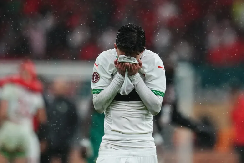 لاعب مغربي يغادر فريقه بعد غيابه عن لائحة الأسود للمونديال