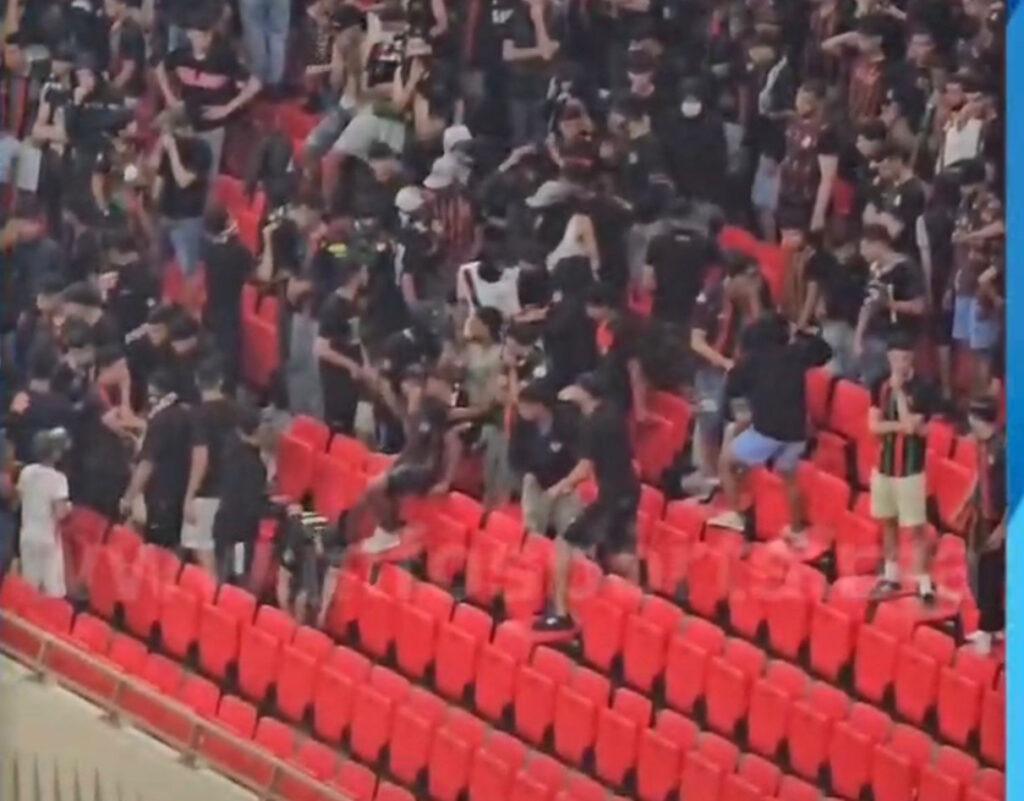 “الكاف” يعاقب جماهير الجيش الملكي بعد أحداث ج.إفريقيا