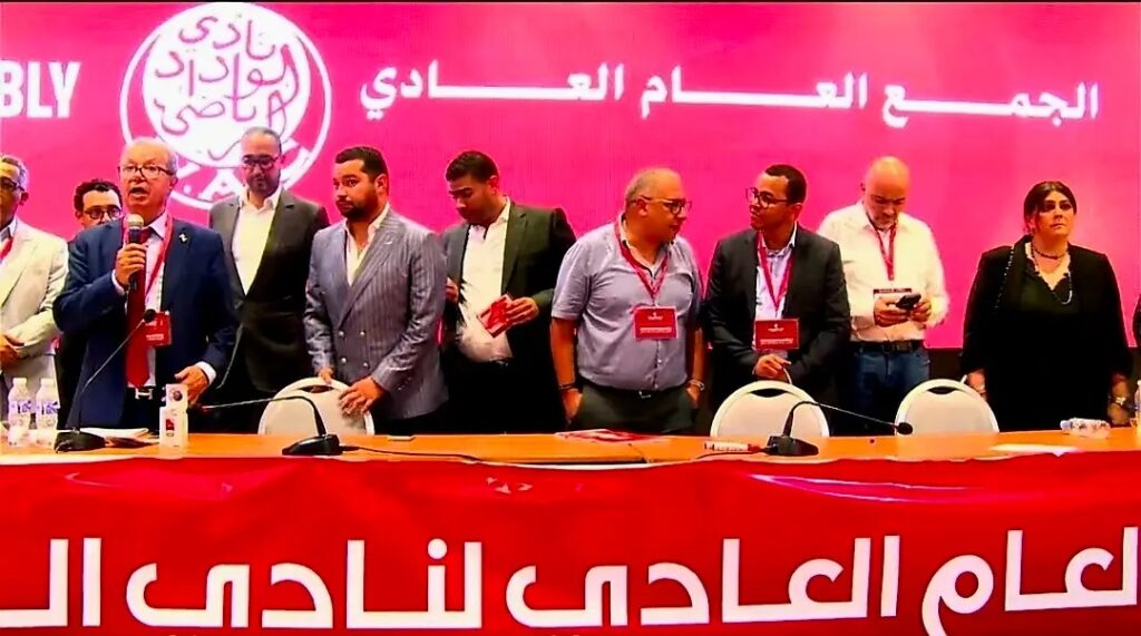 الوداد يرفع المنع الدولي ويورط آيت منا مع الجماهير