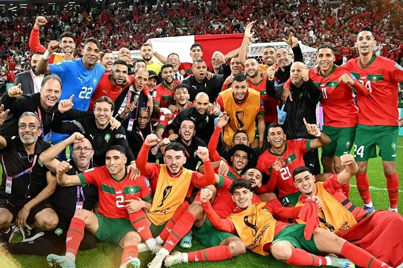 نجم المنتخب المغربي يعلق حذاءه