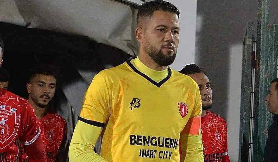 موقف إنساني.. شباب بنجرير يوقع عقدا مدى الحياة مع الحارس رشيد حسون