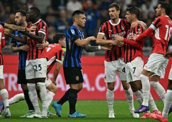 Inter Milan's Argentine forward #10 Lautaro Martinez (C) argues with AC Milan's players  during the Italian Serie A football match between Inter and AC Milan at San Siro stadium in Milan, on September 22, 2024. (Photo by Gabriel BOUYS / AFP)