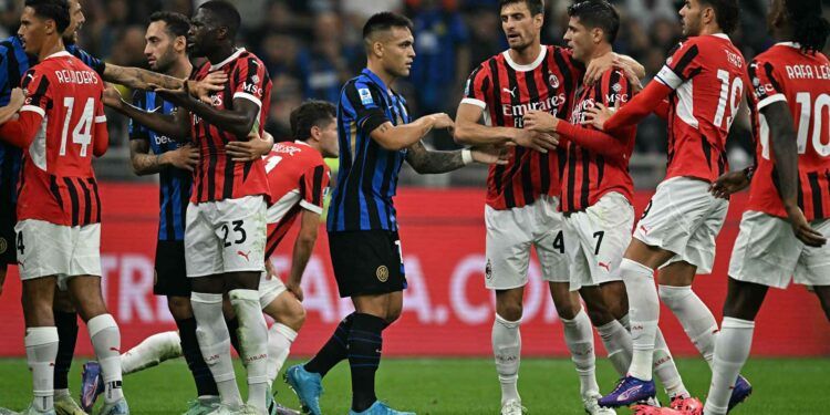 Inter Milan's Argentine forward #10 Lautaro Martinez (C) argues with AC Milan's players  during the Italian Serie A football match between Inter and AC Milan at San Siro stadium in Milan, on September 22, 2024. (Photo by Gabriel BOUYS / AFP)