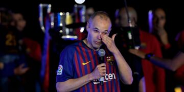 Barcelona's Spanish midfielder Andres Iniesta wipes his tears as he addresses fans during a tribute after the Spanish league football match between FC Barcelona and Real Sociedad at the Camp Nou stadium in Barcelona on May 20, 2018. Iniesta, who joined Barcelona's academy 22 years ago, played his final game for the club. / AFP / LLUIS GENE